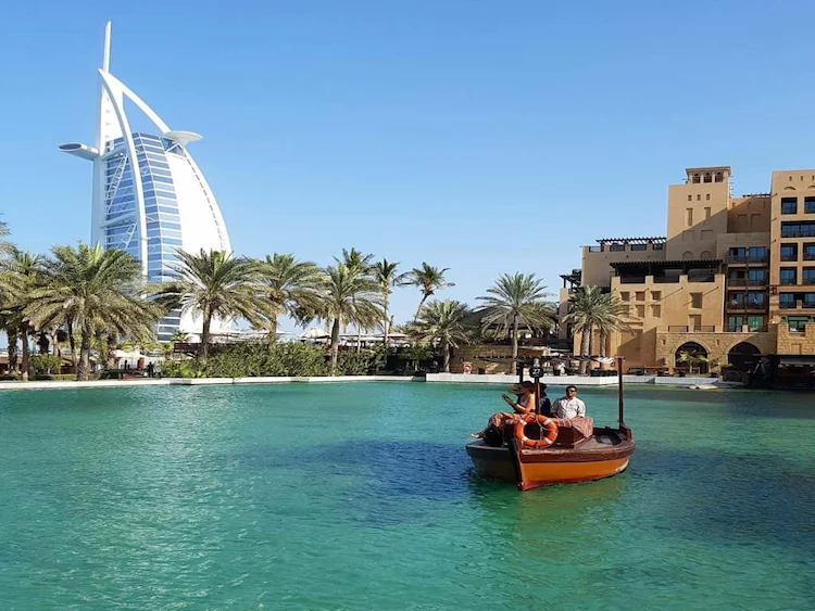 مدینت جمیرا لیوینگ (Madinat Jumeirah Living) واقع در جمیرا توسط شرکت سازنده دبی هلدینگ برای فروش